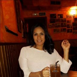 Alexandra  está buscando trabajo de camarero (barman) o camarera de barra o sala en Madrid. Bares, restaurantes, cafeterías o discotecas.