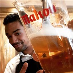 Sergio  está buscando trabajo de camarero (barman) o camarera de barra o sala en Madrid. Bares, restaurantes, cafeterías o discotecas.