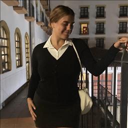 Celia está buscando trabajo de recepcionista en un hotel, hostal o restaurante en Madrid.