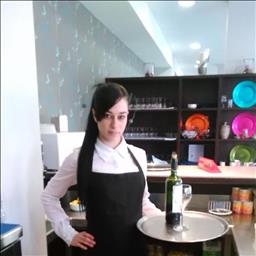 Cristina está buscando trabajo de camarero (barman) o camarera de barra o sala en Madrid. Bares, restaurantes, cafeterías o discotecas.